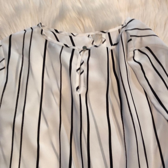 Apt.9 Women’s Keyhole top ( white/ pinstripe ) - Picture 7 of 7
